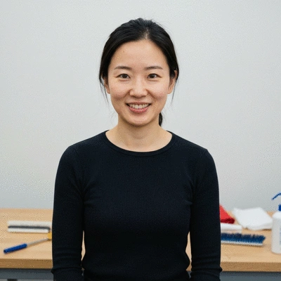 Personne nettoyant une vitre après des travaux, avec des outils de nettoyage visibles, lumière naturelle, espace lumineux, pas de texte, pas de mots, pas de typographie, 8K